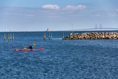 30 Nisan 2023 'te Danimarka, Kopenhag' daki Amager plaj parkında kayak yapmayı öğrenen insanlar.