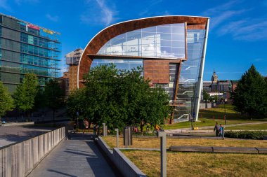 Finlandiya Ulusal Galerisi 'nin bir parçası olan çağdaş sanat müzesi Kiasma' nın önünde yürüyen insanlar 7 Temmuz 2024 'te Helsinki, Finlandiya' da.