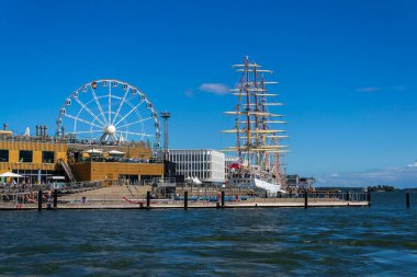 Halk deniz havuzu ve geleneksel saunanın keyfini çıkaran insanlar güneşli bir yaz gününde 6 Temmuz 2024 'te Finlandiya' nın başkenti Helsinki 'de bulunan Katajokanlaituri' de.