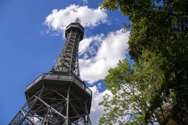 Petrin gözcü kulesi dış mekan, Prag, Çek Cumhuriyeti 'ndeki Petrin Tepesi' ndeki çelik iskelet gözlem kulesi, güneşli yaz günü.
