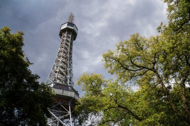 Petrin gözcü kulesi dış mekan, Prag, Çek Cumhuriyeti 'ndeki Petrin Tepesi' ndeki çelik iskelet gözlem kulesi, güneşli yaz günü.