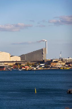 Amager Slope ya da Copenhill olarak bilinen Kopenhag, Danimarka 'daki Amager Bakke, enerji santrali ve eğlence tesisi ile enerji atıklarını birleştirdi.