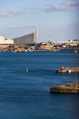 Amager Slope ya da Copenhill olarak bilinen Kopenhag, Danimarka 'daki Amager Bakke, enerji santrali ve eğlence tesisi ile enerji atıklarını birleştirdi.