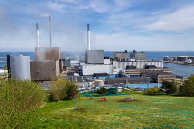 Amager Bakke, Amager Slope ya da Kopenhill olarak bilinir. Danimarka 'nın başkenti Kopenhag' da 1 Mayıs 2023 'te eğlence tesisi olan bir enerji santrali..