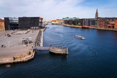 1 Mayıs 2023 'te Danimarka' nın Kopenhag şehrinde Nyhavn yakınlarındaki kanal turunda olan insanlar..