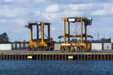 Kopenhag, Danimarka 'da 29 Nisan 2023 tarihinde CMP Kopenhag Malmö limanında vinçler yükleniyor.