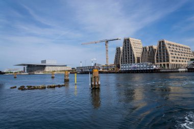 Danimarka 'nın başkenti Kopenhag' da 1 Mayıs 2023 'te Holmen adasındaki Kopenhag Opera Merkezi' nin önündeki kanal..