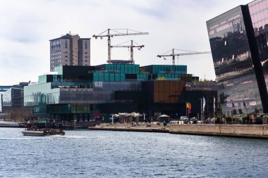 Kopenhag, Danimarka 'da 1 Mayıs 2023' te merkez limandaki BLOX binasının önündeki insanlar.