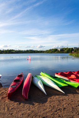 Olimpik stadyum ve Linnanmaki lunaparkı, Helsinki, Finlandiya yakınlarındaki eğlence amaçlı küçük plajlı Toolonlahti deniz koyunda.