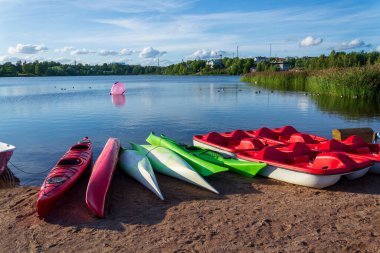 Olimpik stadyum ve Linnanmaki lunaparkı, Helsinki, Finlandiya yakınlarındaki eğlence amaçlı küçük plajlı Toolonlahti deniz koyunda.