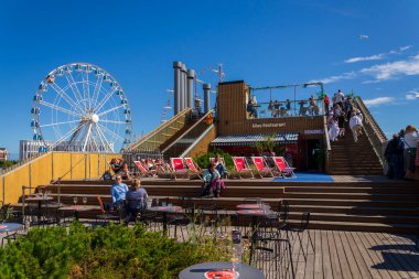 6 Temmuz 2024 'te Helsinki, Finlandiya' da şehir merkezinde sauna olarak kullanılan gondol kulübelerinden birine sahip dönme dolap Skywheel..