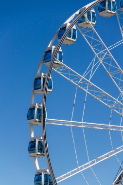 6 Temmuz 2024 'te Helsinki, Finlandiya' da şehir merkezinde sauna olarak kullanılan gondol kulübelerinden birine sahip dönme dolap Skywheel..