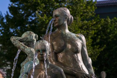 7 Temmuz 2024 'te Finlandiya' nın Helsinki kentinde bulunan Finlandiya Ulusal Galerisi 'nin bir parçası olan Kiasma Çağdaş Sanatlar Müzesi' nin önündeki havuzda Nina Beier 'in heykeli bulunan kadın ve çocuklar çeşmesi..