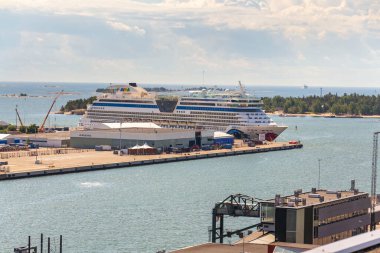 AIDAdiva Sphinx sınıfı yolcu gemisi, 9 Temmuz 2024 'te Helsinki, Finlandiya' da bulunan Batı Terminali 'nde demirlemiş Alman AIDA Cruises adlı gemi..