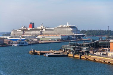 MS Queen Anne Pinnacle sınıfı yolcu gemisi 8 Temmuz 2024 'te Helsinki, Finlandiya' daki Batı Terminali 'nde demirlemiş..