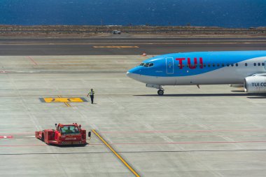 TUI Airway charter Airlines Boeing 737-800 uçağı 13 Temmuz 2019 'da Granadilla de Abona, İspanya' da havaalanı pistinde uçuşa hazırlanıyor..