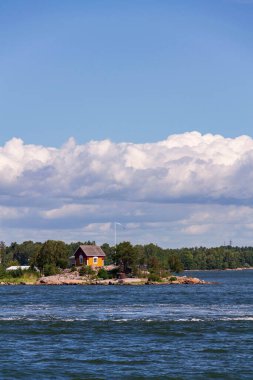 Helsinki, Finlandiya açıklarındaki küçük bir adada güzel, küçük bir ev, güneşli bir yaz günü.