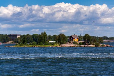Helsinki, Finlandiya açıklarındaki küçük bir adada güzel, küçük bir ev, güneşli bir yaz günü.