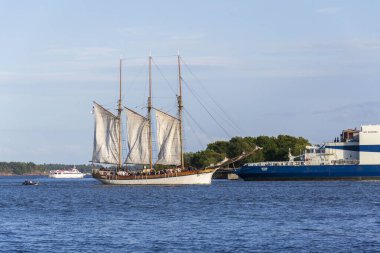 Güneşli bir yaz gününde, 6 Temmuz 2024 'te Finlandiya' nın Helsinki şehrinde güzel bir tekne gezisi..