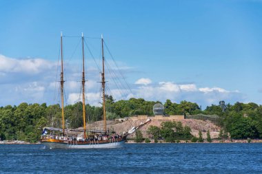 Güneşli bir yaz gününde, 6 Temmuz 2024 'te Finlandiya' nın Helsinki şehrinde güzel bir tekne gezisi..