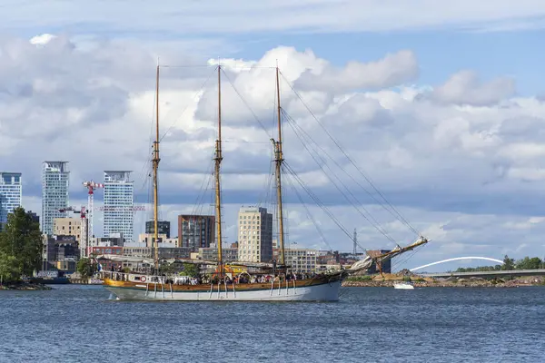 Güneşli bir yaz gününde, 6 Temmuz 2024 'te Finlandiya' nın Helsinki şehrinde güzel bir tekne gezisi..