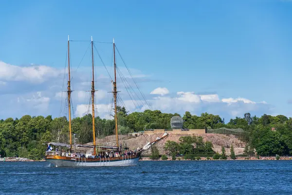 Güneşli bir yaz gününde, 6 Temmuz 2024 'te Finlandiya' nın Helsinki şehrinde güzel bir tekne gezisi..