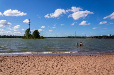 Hietaniemi kumsalındaki insanlar güneşli yaz gününde 7 Temmuz 2024 'te Helsinki, Finlandiya' da.