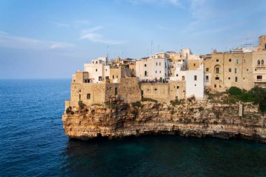6 Temmuz 2018 'de İtalya' nın Polignano a Mare kentinde Lama Monachile plajı civarındaki insanlar.