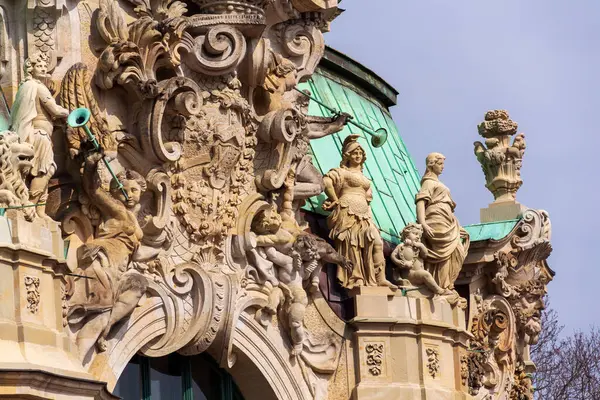 Wallpavillon Zwinger Sarayı 'ndaki güzel heykellerin detayları, Dresden, Almanya, güneşli bir gün açık mavi arka plan