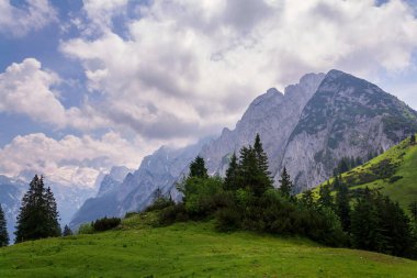 Alps, Gosau 'daki Donnerkogel Dağı, Gmunden Bölgesi, Yukarı Avusturya Federal Eyaleti, bulutlu yaz günü