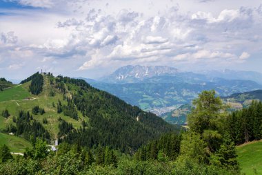 Alps, Sonntagskogel 'den Gernkogel Dağı' nın tepesindeki teleferik. Sankt Johann im Pongau bölgesi, Salzburg federal eyaleti, Avusturya, güneşli yaz günü.