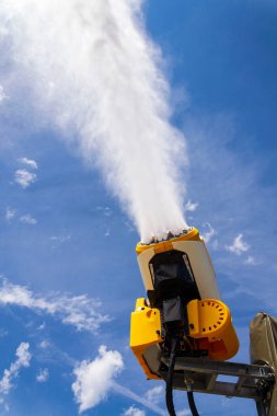 Güneşli bir günde kar makineleri yapmak, kar topu, kar tabancası