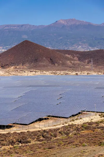 Fotovoltaik enerji santralindeki güneş panelleri, gelecekteki yenilikçi enerji kavramı