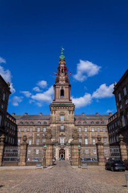 Christiansborg Sarayı, Danimarka Parlamentosu, Danimarka Başbakanı ve Yüksek Mahkemesi, Kopenhag, güneşli yaz günü