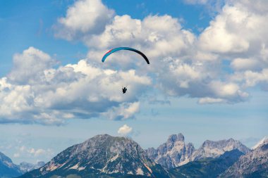 Schladming kasabası, Dachstein dağları, Kuzey kireçtaşı Alpleri üzerinde uçan paraglider, Avusturya