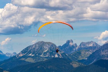 Schladming kasabası, Dachstein dağları, Kuzey kireçtaşı Alpleri üzerinde uçan paraglider, Avusturya