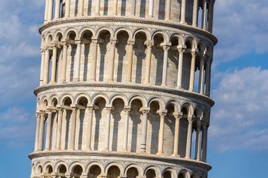 Pisa, İtalya 'nın Eğik Kulesi, güneşli yaz günü