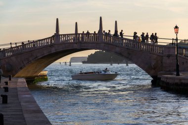 İnsanlar 28 Ekim 2022 'de Venedik, İtalya' da şehir merkezindeki kanalda köprü üzerinde yürür..