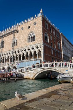 29 Ekim 2022 'de Venedik, İtalya' da insanlar kanal üzerinde yürürler..