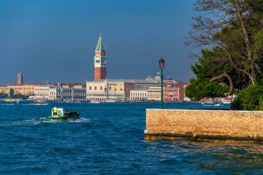 29 Ekim 2022 'de Venedik, İtalya' da atık taşıyan yeşil çöp toplama teknesi.