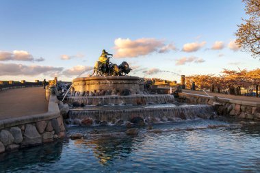 Kopenhag, Danimarka 'daki Gefion çeşmesi. Öküz, İskandinav tanrıçası Gefjon, Nordre Tolbod ile Kastellet ve Langelinie yakınlarında bir saban çekiyor.