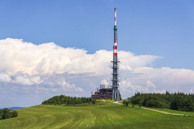 Velka Javorina televizyon vericisi kulesine sahip, Çek Cumhuriyeti ve Slovakya sınırında dağ efendisi, Beyaz Karpatlar dağ sırası