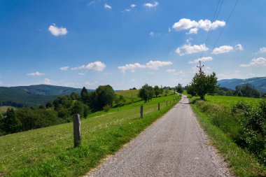 Zitkova köyü, Beyaz Karpatlar, Çek Cumhuriyeti çevresindeki güzel yaz manzarası