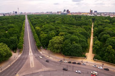 Berlin 'de Zafer Sütunu, Berlin, Almanya' dan Tiergarten ile gökyüzü manzarası