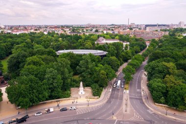 Berlin 'de Zafer Sütunu, Berlin, Almanya' dan Tiergarten ile gökyüzü manzarası