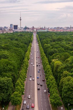 Berlin 'de Zafer Sütunu, Berlin, Almanya' dan Tiergarten ile gökyüzü manzarası