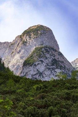 Grosser ve Kleiner Donnerkogel arasındaki Ferrata Donnerkogel Alps, Gosau, Gmunden bölgesi, Yukarı Avusturya federal eyaleti, güneşli yaz günü