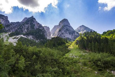 Grosser ve Kleiner Donnerkogel arasındaki Ferrata Donnerkogel Alps, Gosau, Gmunden bölgesi, Yukarı Avusturya federal eyaleti, güneşli yaz günü