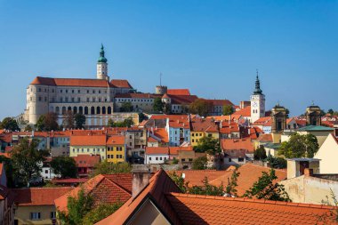Güney Moravya 'daki Mikulov Kalesi, Çek Cumhuriyeti, güneşli yaz günü