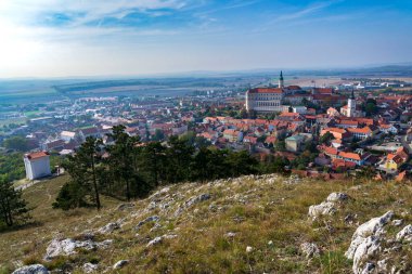 Güney Moravya 'daki Mikulov Kalesi, Çek Cumhuriyeti, güneşli yaz günü